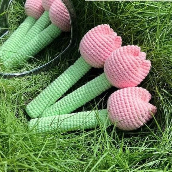 Tulip Kiss Lip Pouch Crochet Pattern